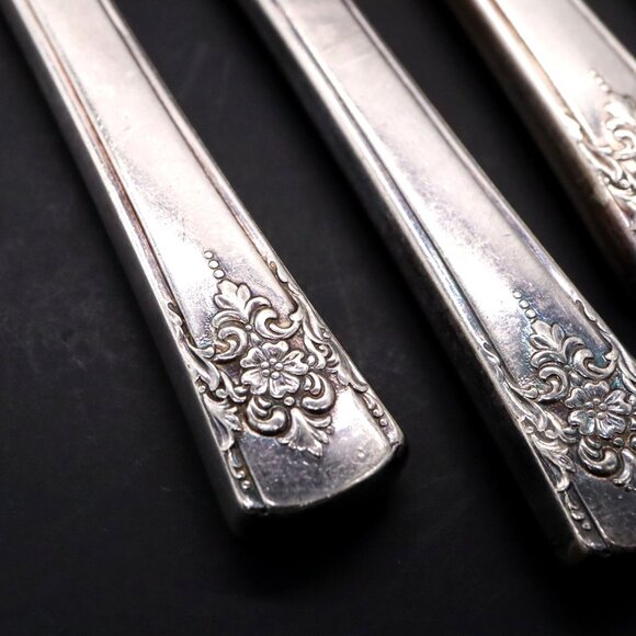 Set of 4 WM Rogers Mountain Rose Dinner Knife Silverplate Replacement Flatware - Picture 2 of 2